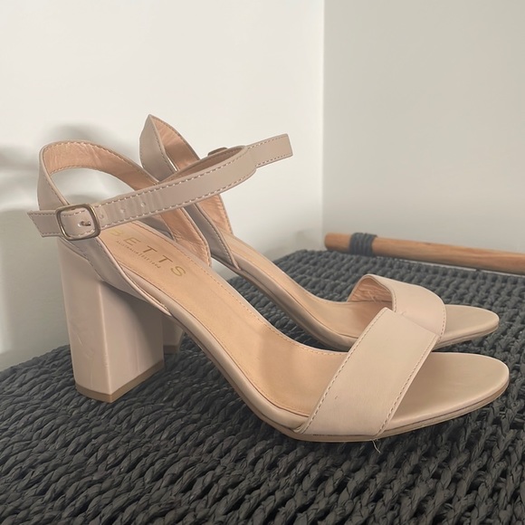Betts Nude Size 8 Block Heel - Picture 3 of 3
